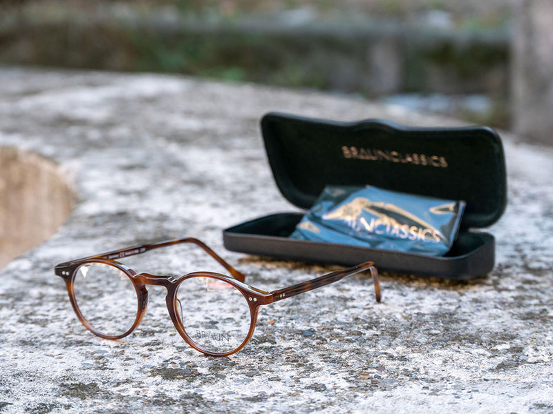 O guia definitivo para combinar seus óculos Braun Classics com roupas clássicas da moda