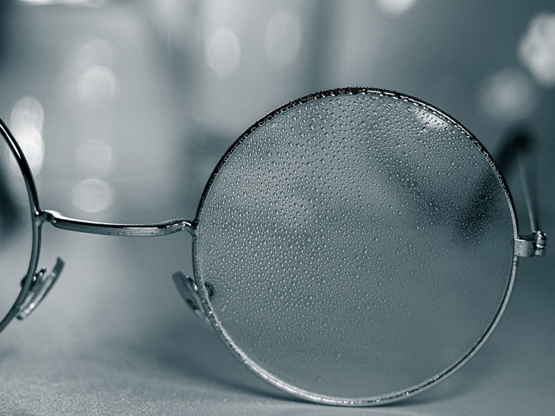 Por que você deve investir em óculos de qualidade em vez de comprar continuamente pares baratos