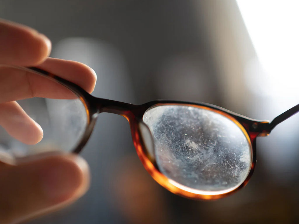 Como remover arranhões de lentes de óculos: um guia completo